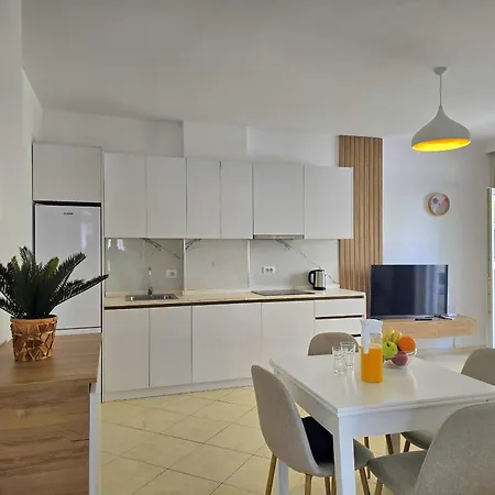 Qerret Happy 096 Apartmán Golem (Tirana)